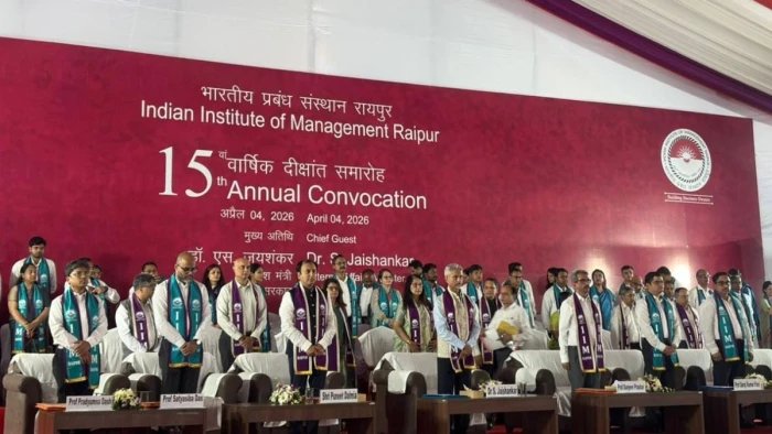 ग्लोबल सोच अपनाएं और भारत को आत्मनिर्भर बनाने में योगदान दें...', IIM रायपुर के दीक्षांत समारोह में बोले एस जयशंकर