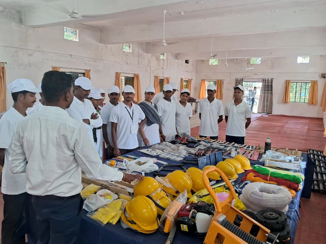 विशेष लेख: कभी बंदूक अब रोज़गार