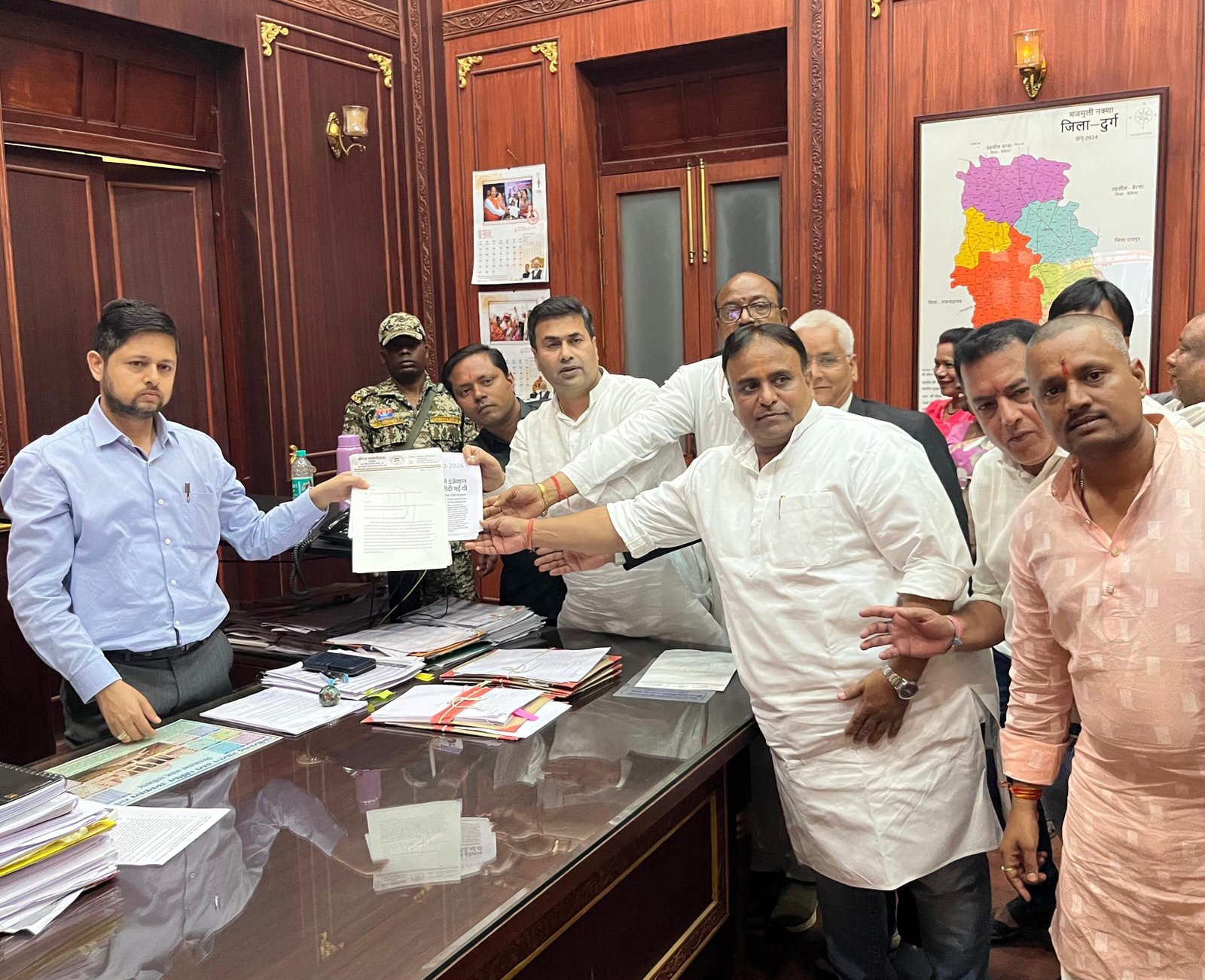 स्वास्थ्य विभाग की लापरवाही के खिलाफ दुर्ग कांग्रेस अध्यक्ष धीरज बाकलीवाल ने सौंपा ज्ञापन, कई गंभीर अनियमितताओं की उठाई आवाज