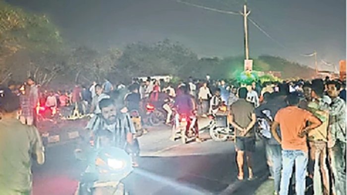 महू में शराब दुकान के विरोध में महिलाओं ने लाठी-डंडे लेकर महू-नीमच हाईवे पर लगाया जाम