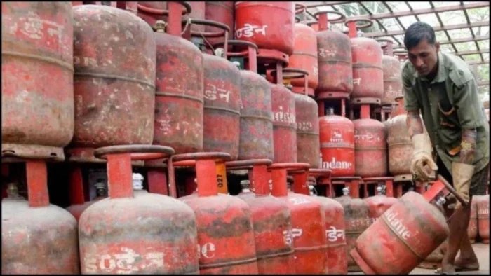 बुकिंग आपकी, सिलिंडर किसी और का, मैहर में गैस एजेंसी पर कालाबाजारी के आरोप; उपभोक्ता ने खोल दी पोल