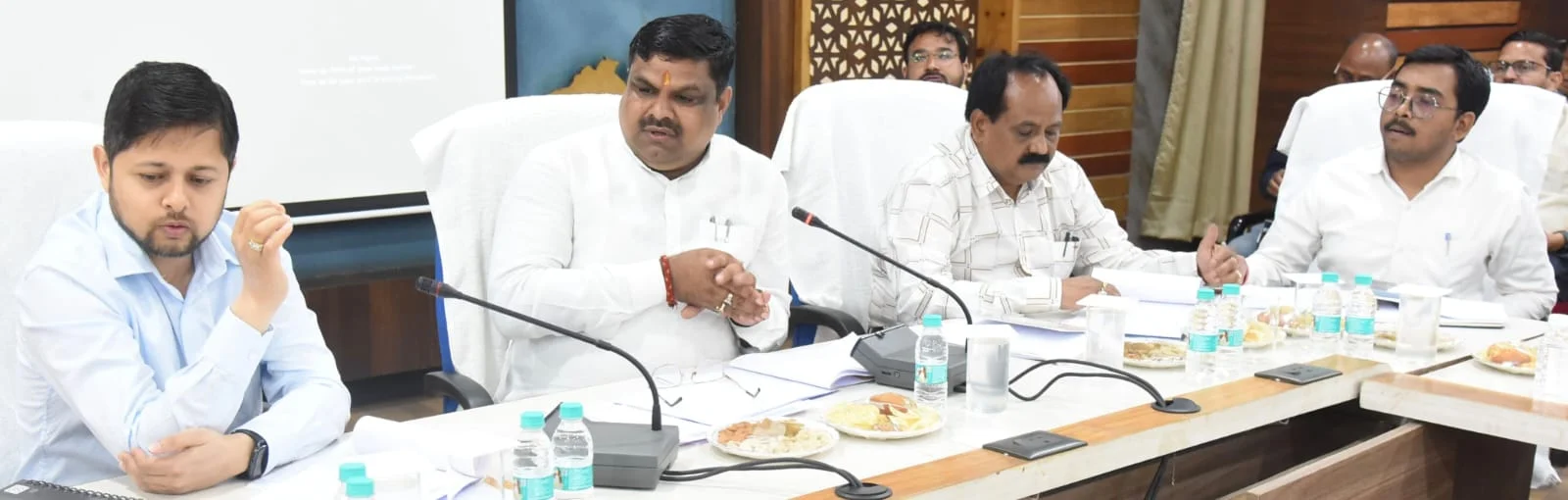 स्वीकृत निर्माण कार्य शीघ्र पूर्ण कराये - स्कूल शिक्षा मंत्री श्री यादव