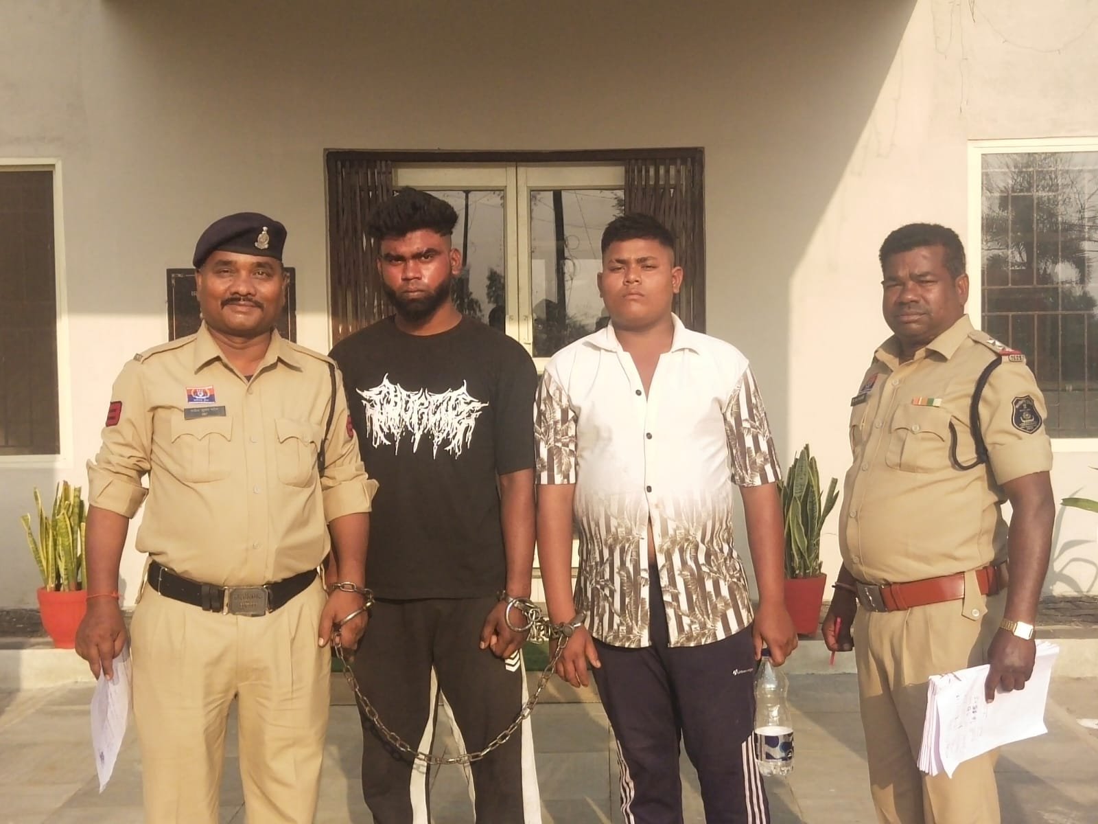 धारदार हथियार लेकर लोगों को डराने-धमकाने वाले दो आरोपी पुलगांव पुलिस की गिरफ्त में