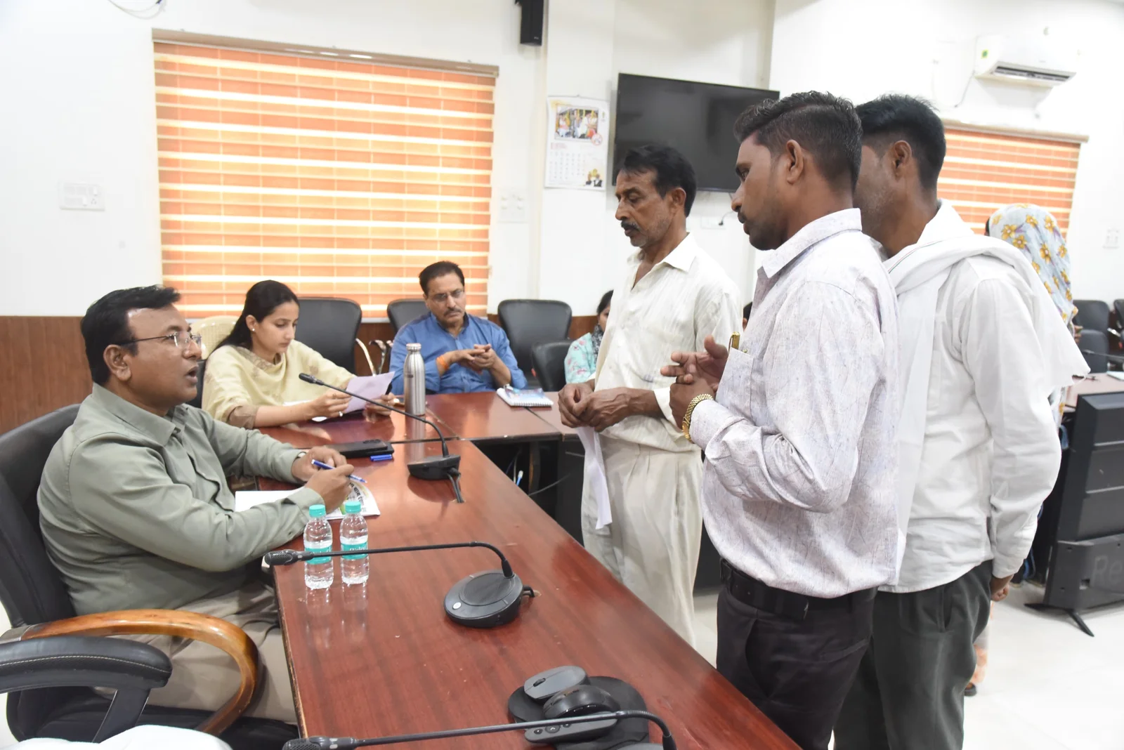 कलेक्टर जनदर्शन में पहुंचे विभिन्न समस्याओं के आवेदन, अधिकारियों को जांच कर कार्यवाही के दिए निर्देश कलेक्टर जनदर्शन में पहुंचे विभिन्न समस्याओं के आवेदन, अधिकारियों को जांच कर कार्यवाही के दिए निर्देश