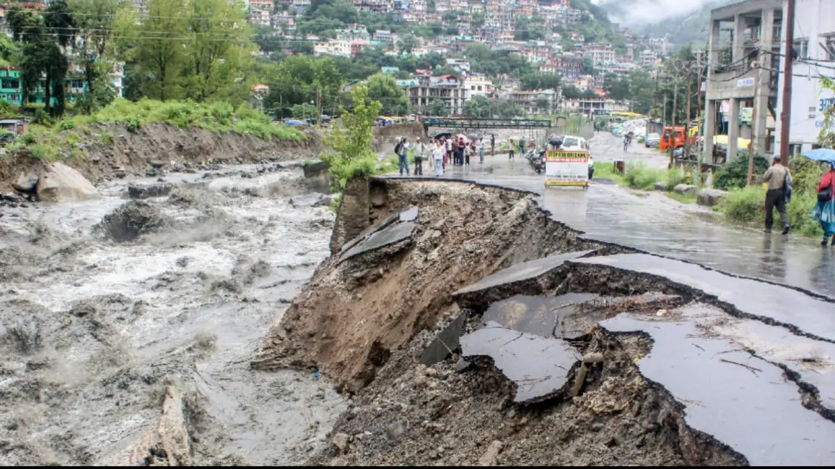 हिमाचल प्रदेश में आफत की बारिश, भूस्खलन और बाढ़ से 66 लोगों की मौत, 100 से अधिक सड़कें बंद