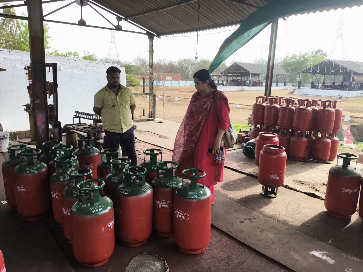 599 नग गैस सिलेण्डर और 2841 कि.ग्रा. एल.पी.जी. जप्त