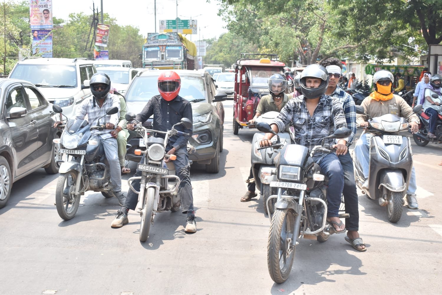 हेलमेट नहीं पहनने वालों पर सख्ती, दुर्ग पुलिस का अभियान जारी, 2026 में अब तक 23 हजार से अधिक चालानों की कार्रवाई