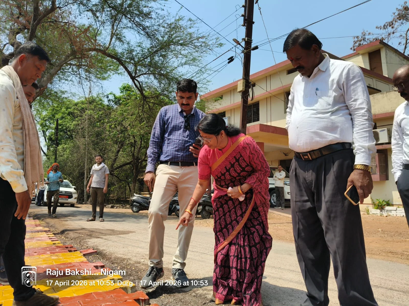 पेवर ब्लॉक निर्माण में लापरवाही पर सख्त हुईं महापौर, खराब कार्य उखाड़कर दोबारा निर्माण के निर्देश