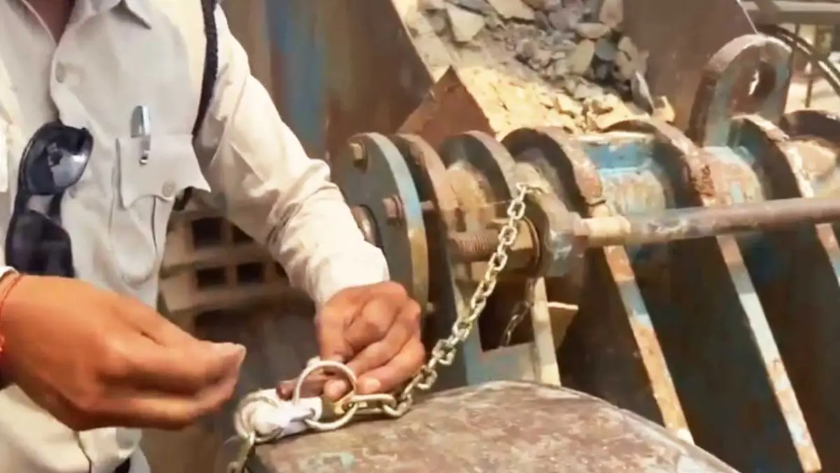 अवैध खनिज कारोबार पर बड़ा एक्शन : एक्सपायर लाइसेंस के बावजूद चल रहे 2 क्रशर सील, कारोबारियों में मची खलबली अवैध खनिज कारोबार पर बड़ा एक्शन : एक्सपायर लाइसेंस के बावजूद चल रहे 2 क्रशर सील, कारोबारियों में मची खलबली