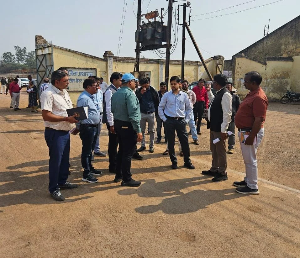 गणतंत्र दिवस की तैयारियों के संबंध में कलेक्टर ने रविशंकर स्टेडियम ग्राउंड का किया निरीक्षण