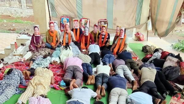 नियुक्ति मांग पर डीएड अभ्यर्थियों का अनोखा विरोध, मंत्रियों के सामने दंडवत, सद्बुद्धि के लिए आरती पूजा