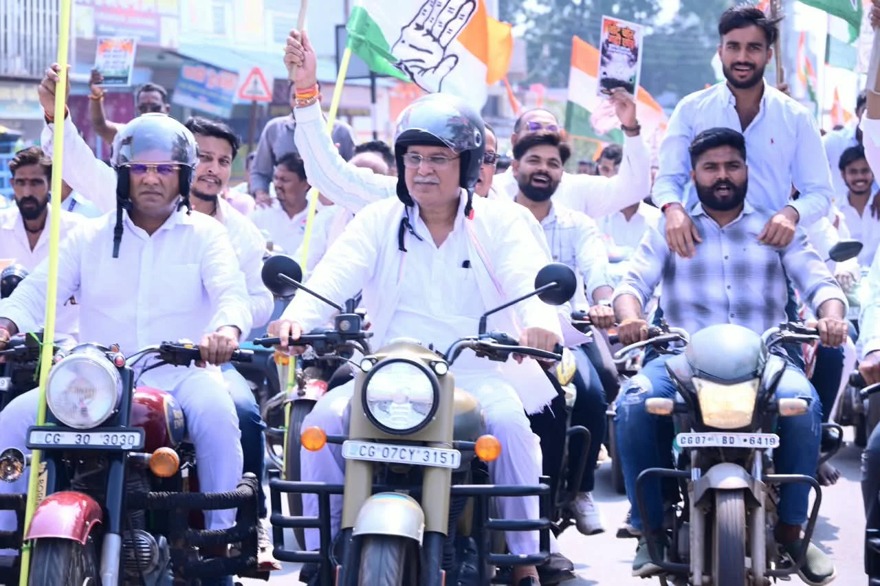 ‘वोट बचाओ–देश बचाओ’ अभियान के तहत कांग्रेस का प्रदर्शन, पाटन में भूपेश बघेल ने चलाई बुलेट; मचांदुर से रिसामा तक निकली बाइक रैली
