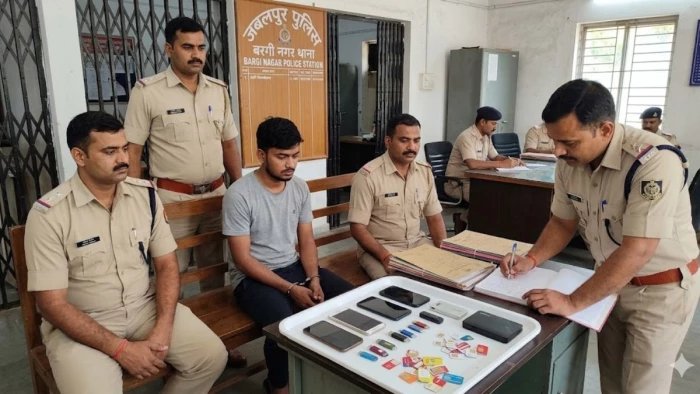 इंटरनेट पर युवतियों से करता था दोस्ती, ब्लैकमेल कर ऐंठता था रुपये; पेन ड्राइव में मिली कई लड़कियों की फोटो -स्क्रीन शॉट