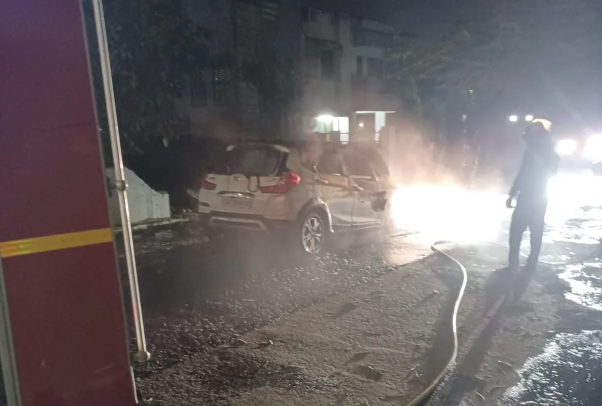 पद्मनाभपुर निवासी अनिल लुनिया की कार में अचानक लगी आग
