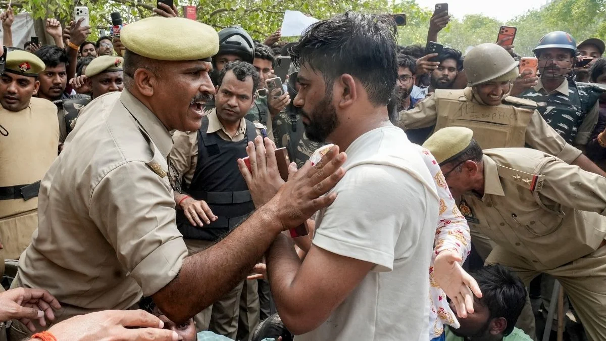 जयपुर: प्रदर्शन के दौरान कॉकरोच जनता पार्टी के अभिजीत दीपके को मारे थप्पड़, दो हिरासत में जयपुर: प्रदर्शन के दौरान कॉकरोच जनता पार्टी के अभिजीत दीपके को मारे थप्पड़, दो हिरासत में