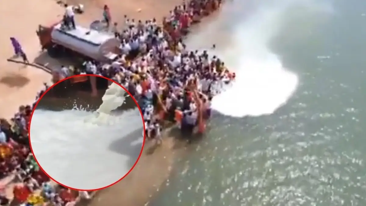 मां नर्मदा का 11 हजार लीटर दूध से अभिषेक, सोशल मीडिया पर मचा बवाल