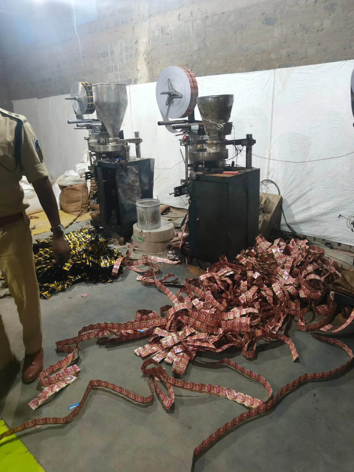 अवैध गुटखा फैक्ट्री का भंडाफोड़, 13 मजदूर मिले