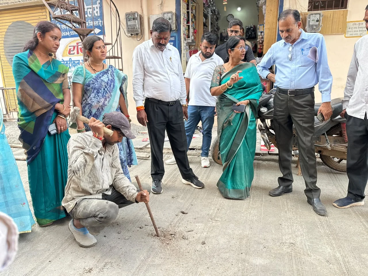 सीमेंटीकरण सड़क निर्माण में गड़बड़ी पर महापौर अलका बाघमार सख्त सीमेंटीकरण सड़क निर्माण में गड़बड़ी पर महापौर अलका बाघमार सख्त