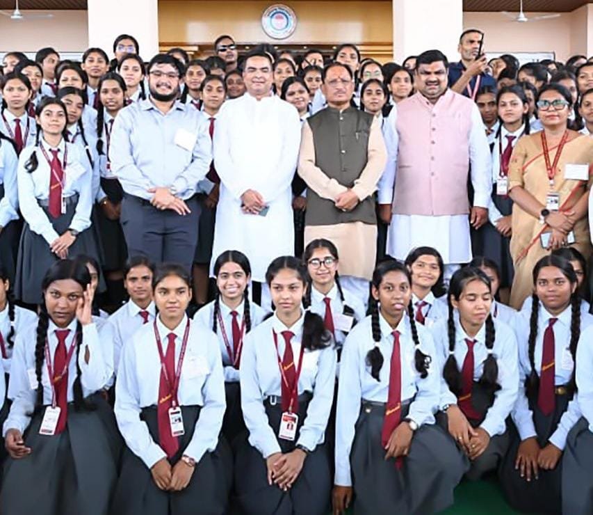 मुख्यमंत्री विष्णुदेव साय और विधानसभा अध्यक्ष डॉ. रमन सिंह से की भेंट: लोकतांत्रिक परंपराओं और संसदीय व्यवस्था की मिली जानकारी