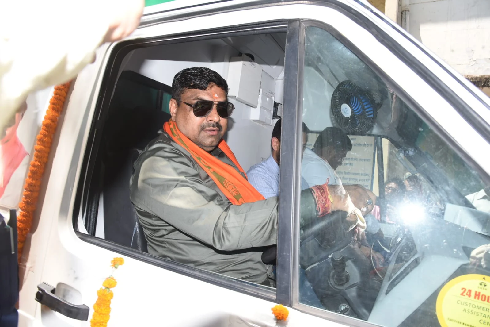 मंत्री गजेन्द्र यादव ने सम्हाली एम्बुलेंस की स्टेयरिंग, एम्बुलेंस का शुभारंभ, सेवा और संवेदनशीलता का दिए संदेश