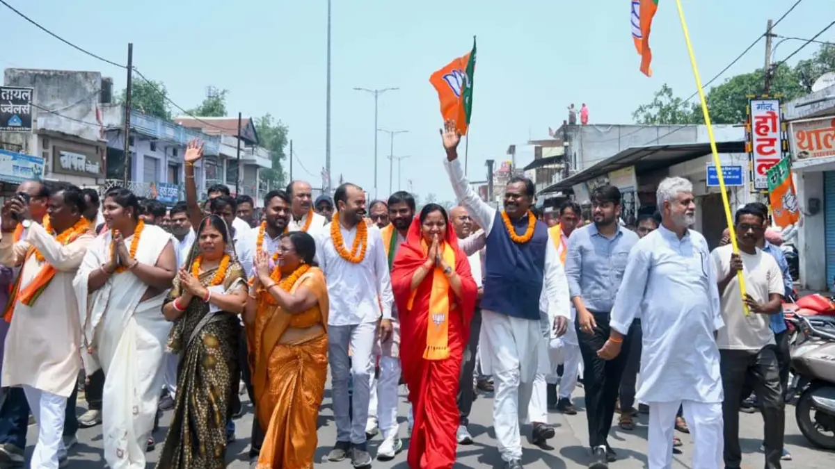 मंत्री लक्ष्मी राजवाड़े की मेहनत रंग लाई : शिवनंदनपुर नगर पंचायत में खिला कमल, अध्यक्ष के साथ 7 पार्षद भी जीते मंत्री लक्ष्मी राजवाड़े की मेहनत रंग लाई : शिवनंदनपुर नगर पंचायत में खिला कमल, अध्यक्ष के साथ 7 पार्षद भी जीते