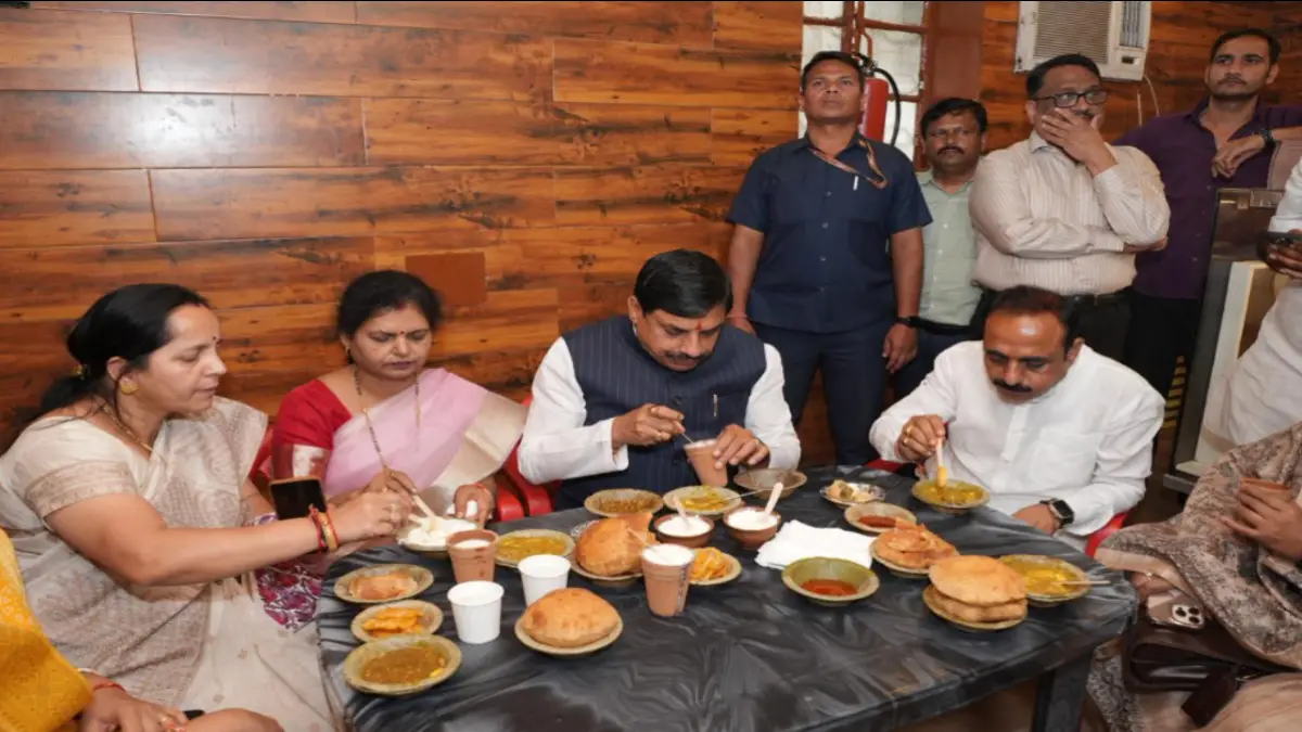 बनारस में सीएम यादव का दिखा देशी अंदाज: सड़क किनारे खाई कचौड़ी-जलेबी, सादगी ने जीता दिल