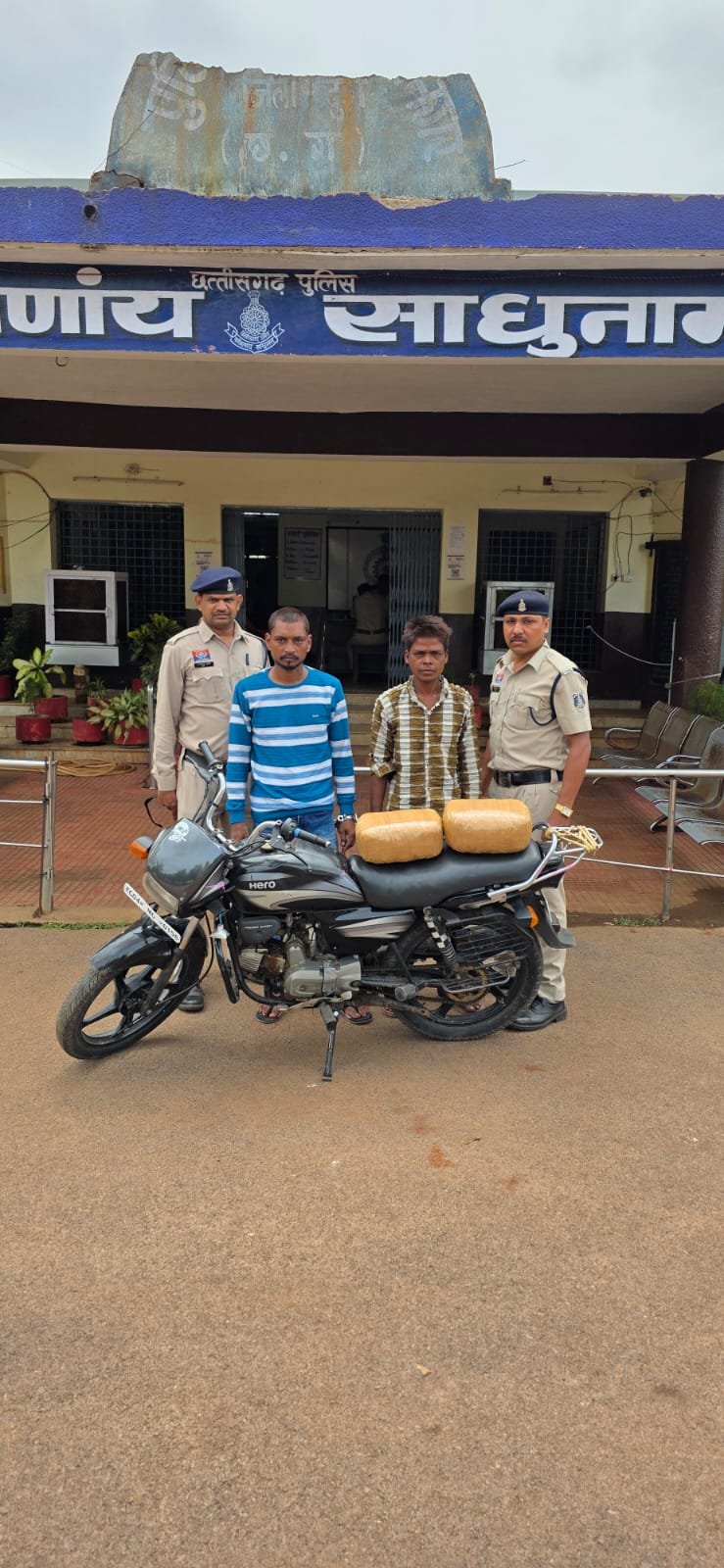 दुर्ग पुलिस की बड़ी कार्यवाही – 5.189 किलोग्राम अवैध गांजा का परिवहन करते दो आरोपी गिरफ्तार, 2.80 लाख रुपये की सामग्री जप्त