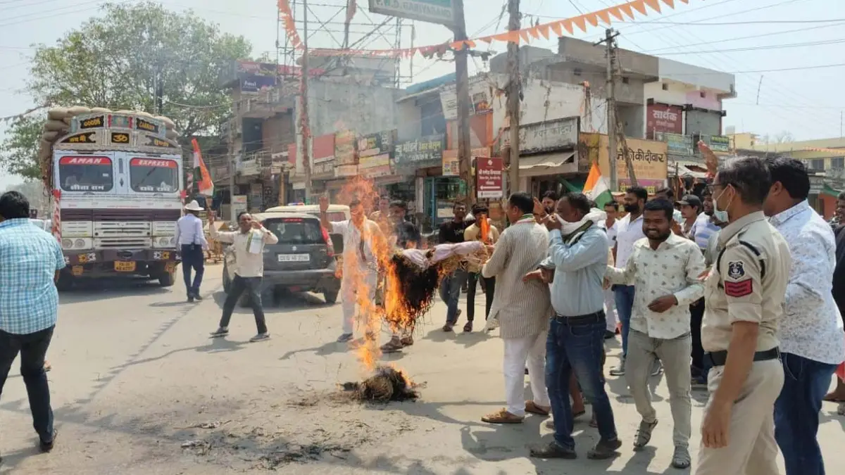 दुर्ग अफीम खेती कांड पर सुलगी सियासत : गरियाबंद में कांग्रेसियों ने पुतला दहन कर की कड़ी कार्रवाई की मांग