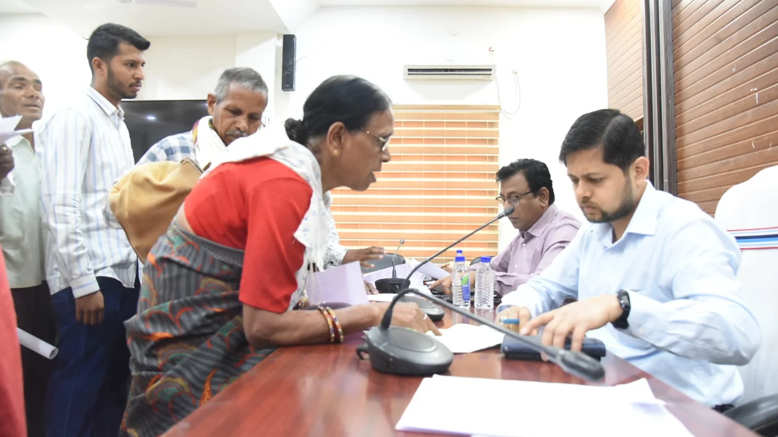 किसानों ने खेतों की जल निकासी की समस्या के समाधान हेतु जनदर्शन में लगाई गुहार