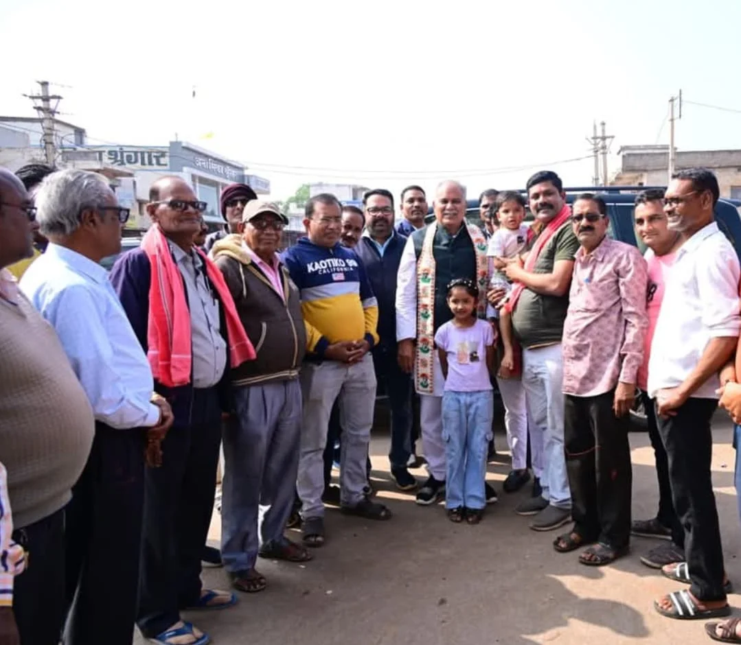 कार्यकर्ताओं के स्नेह में प्रोटोकॉल भूले भूपेश बघेल, बोले लोग – “एक बार फिर सरकार में आ जाइए साहब”