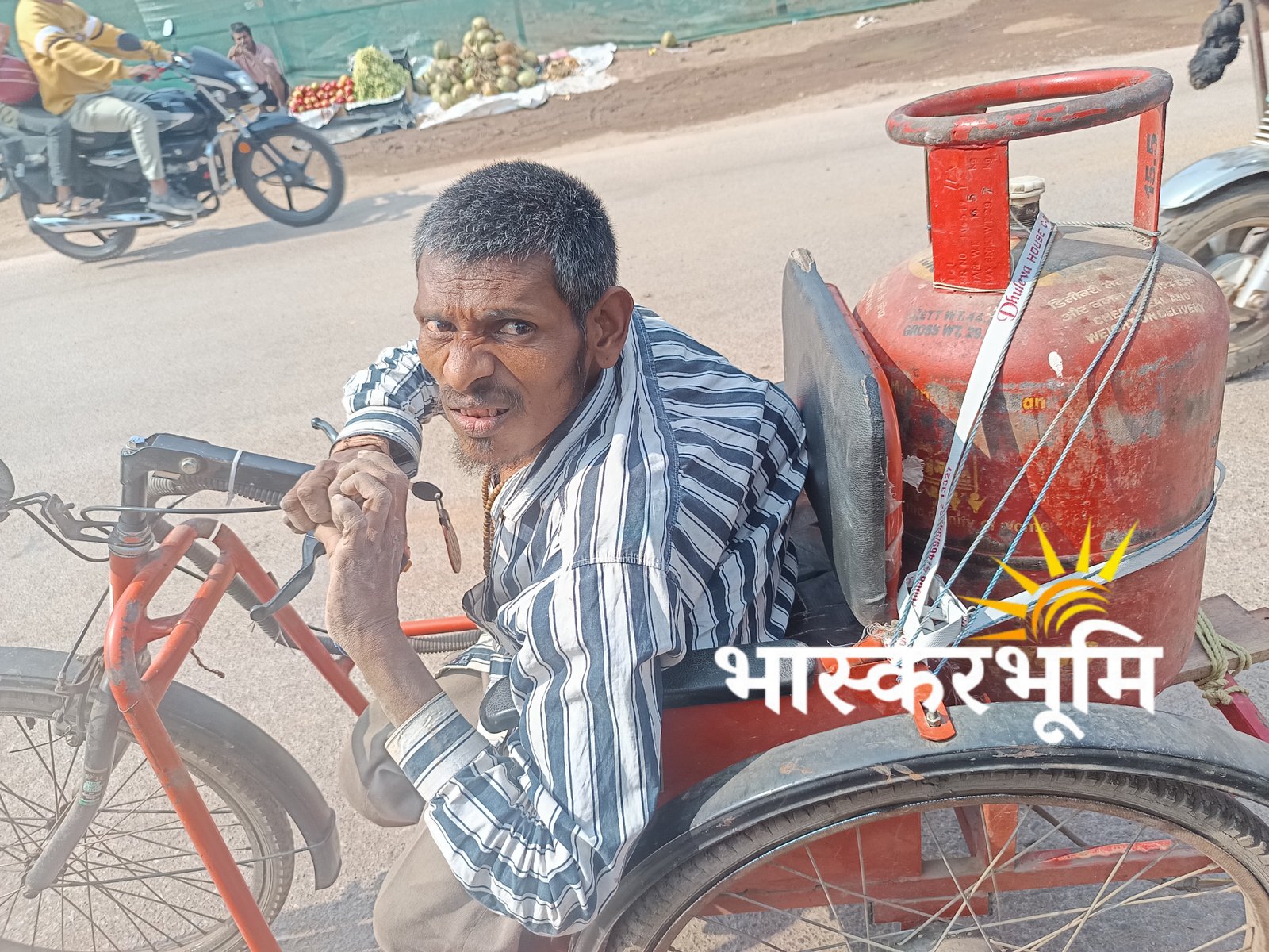 उज्ज्वला योजना बना अभिशाप: दिव्यांगों से छीनी होम डिलीवरी, सरकार-अधिकारी बने मूकदर्शक