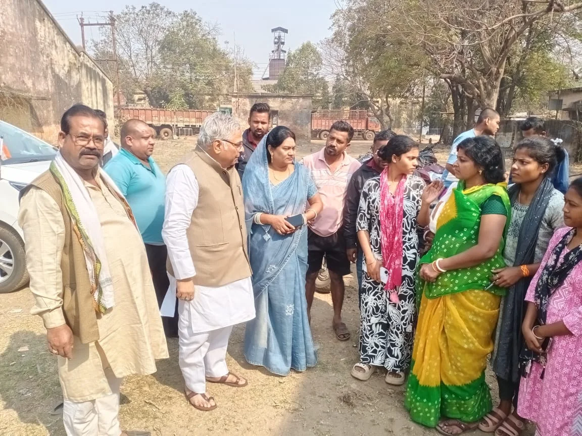 गरीबों के आशियानों पर बुलडोज़र, कैलाश नगर में पीड़ितों से मिले अरुण वोरा, पीड़ित बोले—“अब कहाँ जाएँ