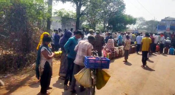 20 दिनों से गैस नहीं मिलने पर फूटा ग्रामीणों का गुस्सा, सड़क जाम कर किया प्रदर्शन