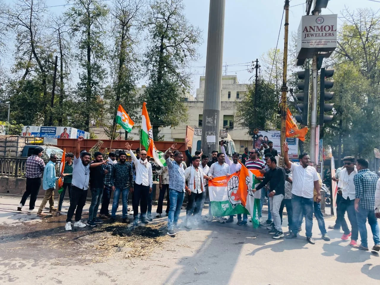 युवा कांग्रेस ने प्रधानमंत्री नरेंद्र मोदी का पुतला दहन कर गिरफ्तारी का किया विरोध