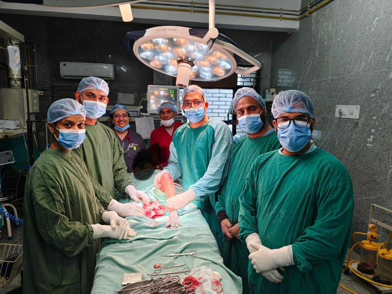 सिम्स में 5 वर्षीय बच्चे के जन्मजात घुटने की कटोरी के डिस्लोकेशन का पहली बार सफल ऑपरेशन