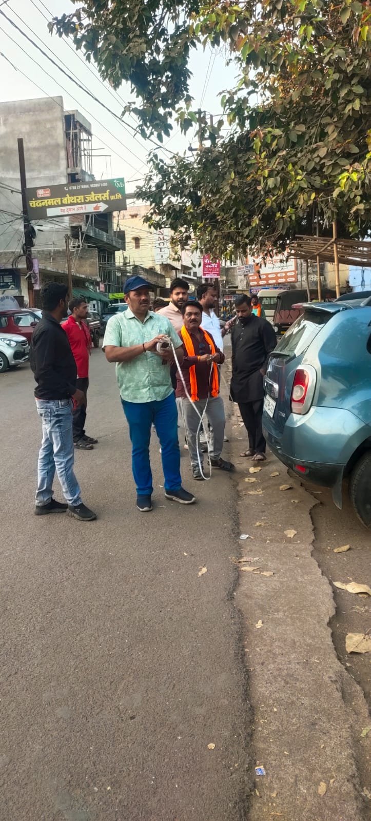 निम्बू लाइन में अव्यवस्था पर निगम की सख्ती, प्रभारी शेखर चन्द्राकर पहुँचे नाप-जोख करने