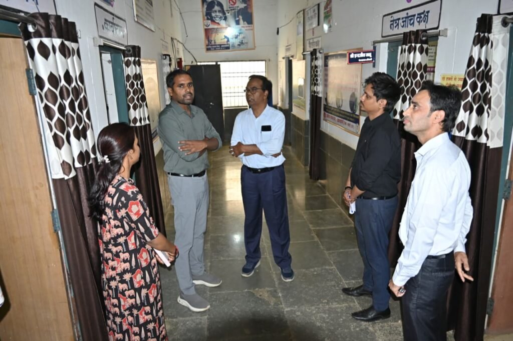 कलेक्टर अबिनाश मिश्रा ने  स्वास्थ्य केंद्र में भर्ती मरीजों से सीधे संवाद कर ली