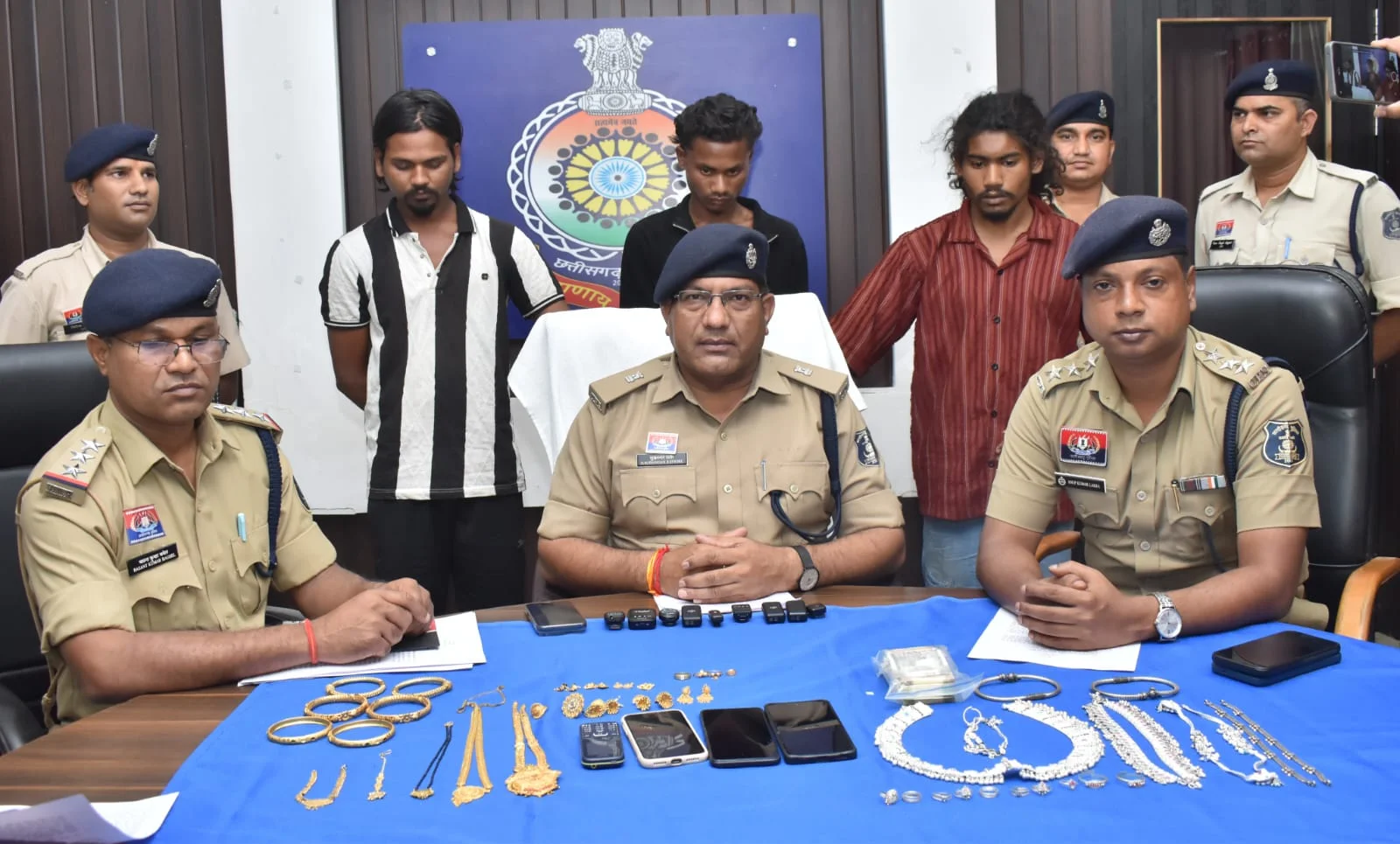 सूने मकान में चोरी का खुलासा, 03 आरोपी गिरफ्तार -  8.22 लाख की संपत्ति बरामद