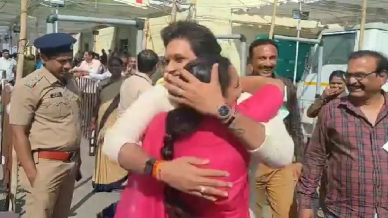 एक घर, तीन पार्षद और ऐतिहासिक जीत: जेल में बंद पति जीता, बाहर पत्नी और बेटे ने भी लहराया परचम! कोल्हे परिवार की एक घर, तीन पार्षद और ऐतिहासिक जीत: जेल में बंद पति जीता, बाहर पत्नी और बेटे ने भी लहराया परचम! कोल्हे परिवार की