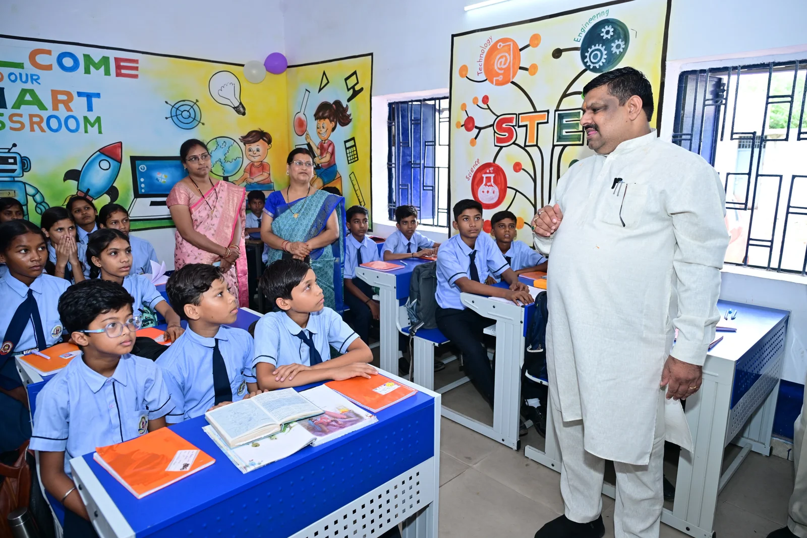 मंत्री गजेन्द्र यादव का बच्चों से संवाद, क्लासरूम पहुंचकर सिखाया पहाड़ा