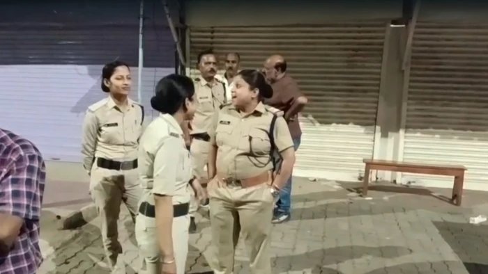 जबलपुर में 'लाड़ली पथ' पर खुल रही शराब दुकान का विरोध, लोगों का गुस्सा देख अभी कर दी सील