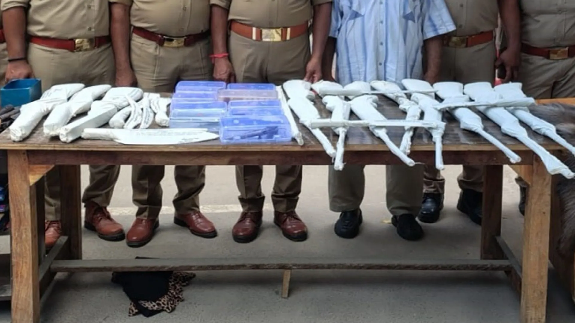 दिल्ली पुलिस का गणतंत्र दिवस से पहले बड़ा एक्शन, अवैध हथियारों की फैक्ट्री का किया भंडाफोड़ दिल्ली पुलिस का गणतंत्र दिवस से पहले बड़ा एक्शन, अवैध हथियारों की फैक्ट्री का किया भंडाफोड़