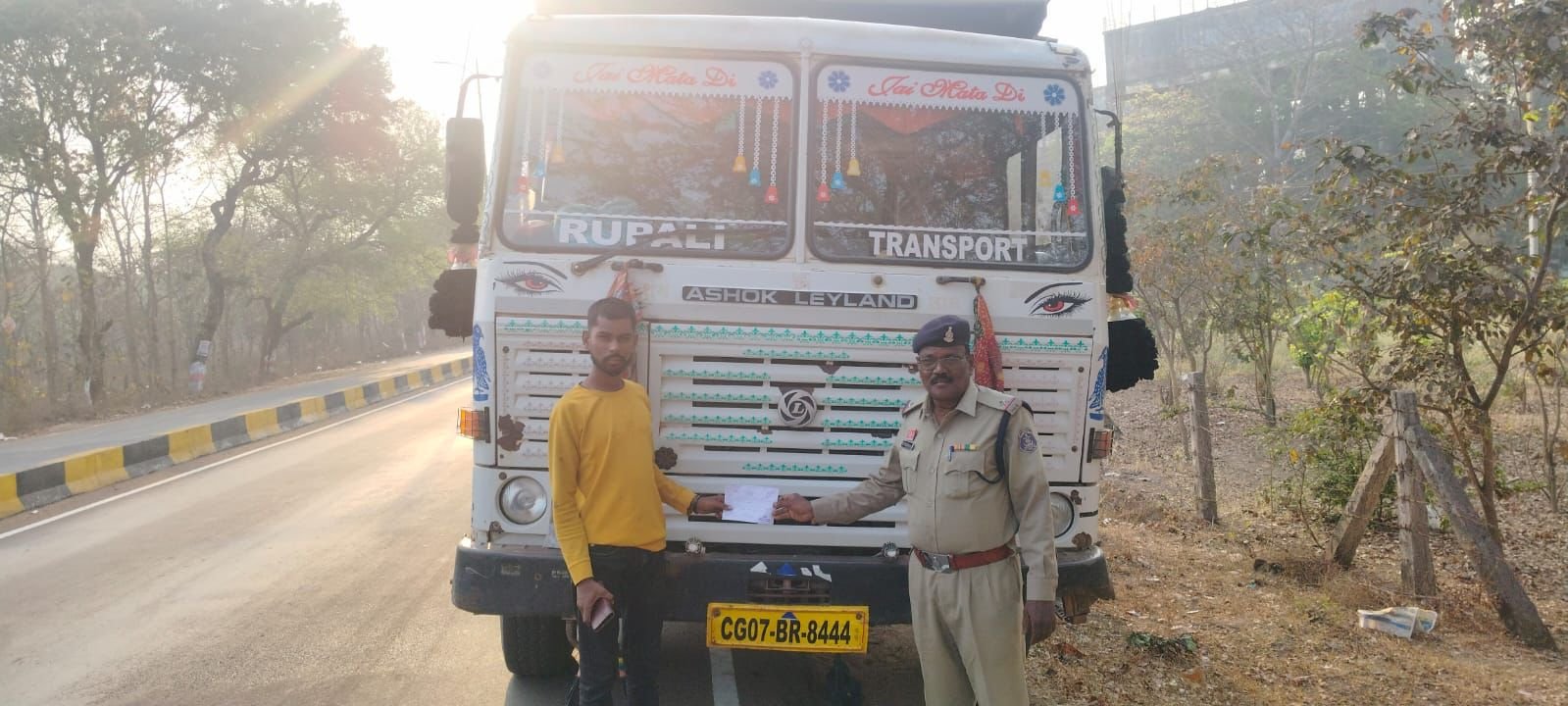 यातायात पुलिस की सख्ती का असर चालानी कार्रवाई 85% बढ़ी, सड़क दुर्घटना मौतों में 31% कमी यातायात पुलिस की सख्ती का असर चालानी कार्रवाई 85% बढ़ी, सड़क दुर्घटना मौतों में 31% कमी