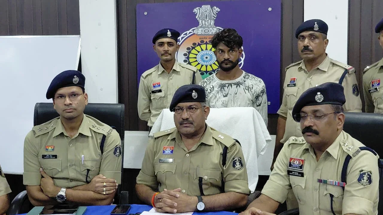 एकतरफा प्रेम में युवती की हत्या, 24 घंटे के भीतर आरोपी गिरफ्तार; हथियार और बाइक बरामद