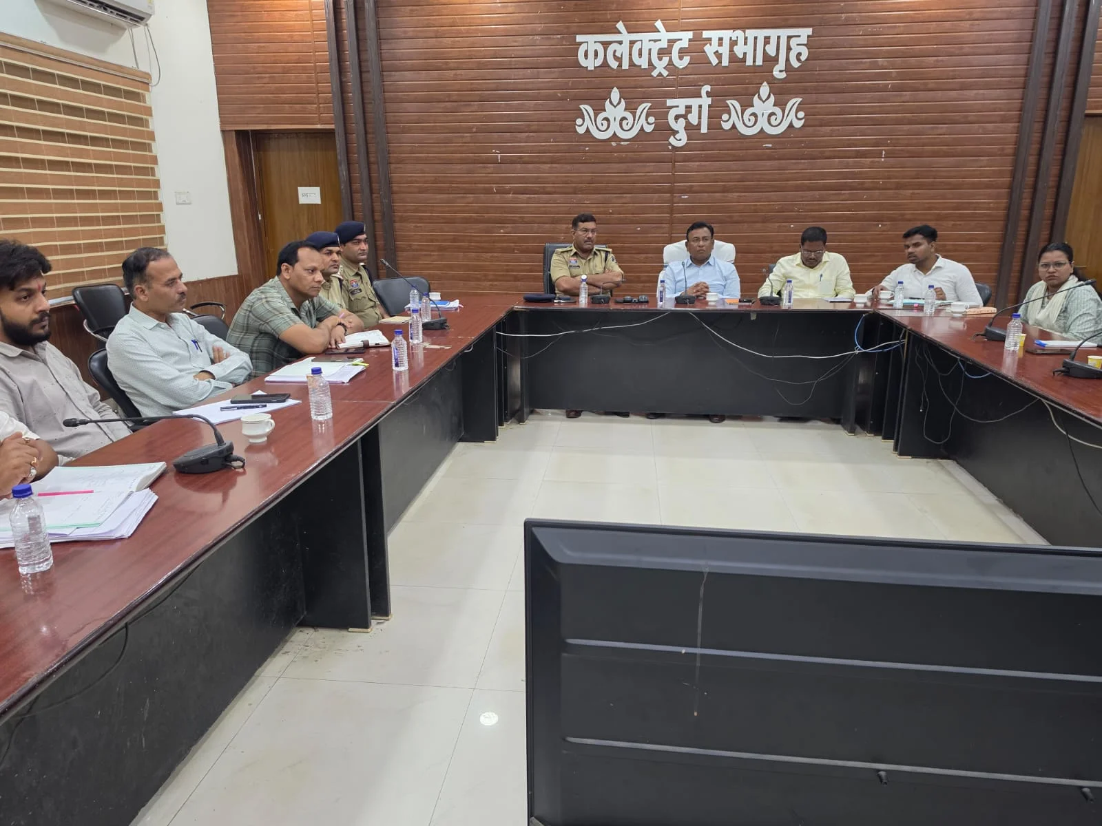 इंदिरा मार्केट की यातायात और पार्किंग व्यवस्था सुधारने प्रशासन, पुलिस व व्यापारियों की संयुक्त बैठक