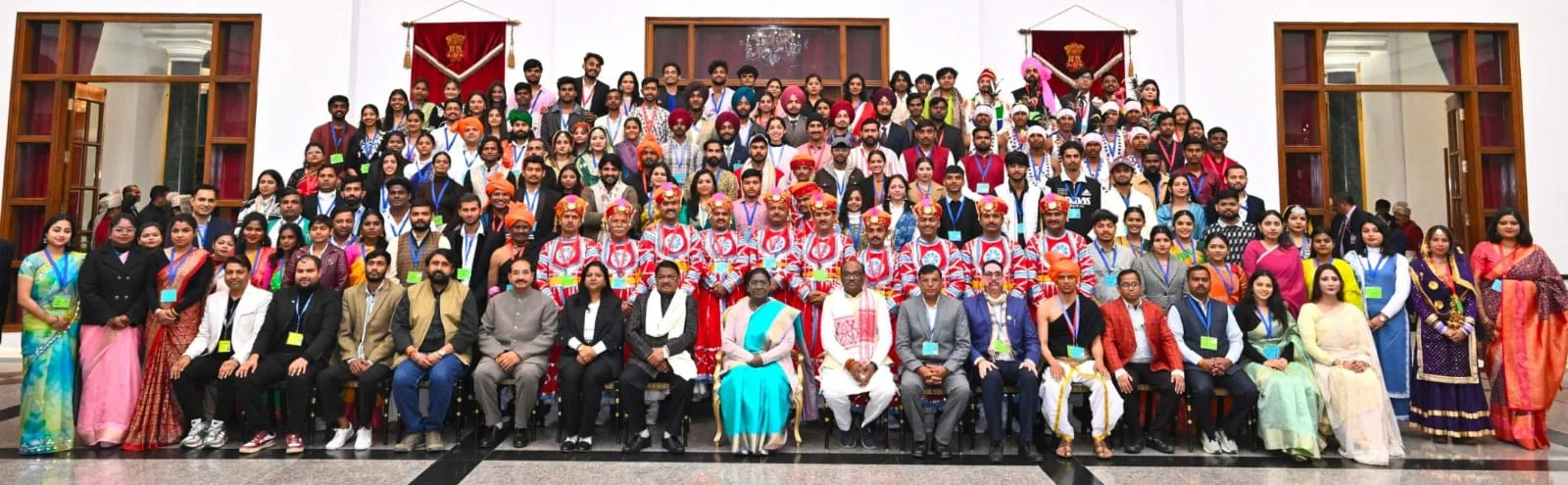 राष्ट्रपति भवन में छत्तीसगढ़ की झांकी कलाकारों का सम्मान राष्ट्रपति भवन में छत्तीसगढ़ की झांकी कलाकारों का सम्मान