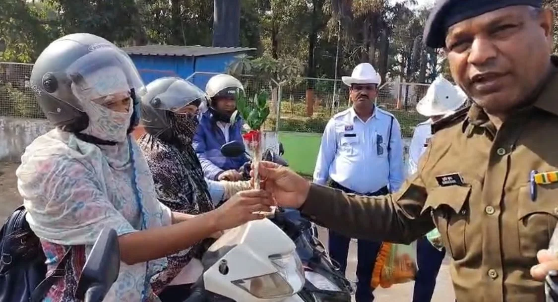 सड़क सुरक्षा माह के पांचवें दिन नियमों का पालन करने वाले वाहन चालकों का गुलाब फूल देकर सम्मान सड़क सुरक्षा माह के पांचवें दिन नियमों का पालन करने वाले वाहन चालकों का गुलाब फूल देकर सम्मान