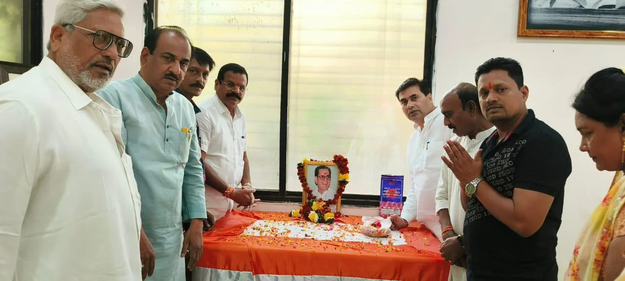 पूर्व मुख्यमंत्री श्यामा चरण शुक्ला व पुलवामा शहीदों को कांग्रेस ने दी श्रद्धांजलि