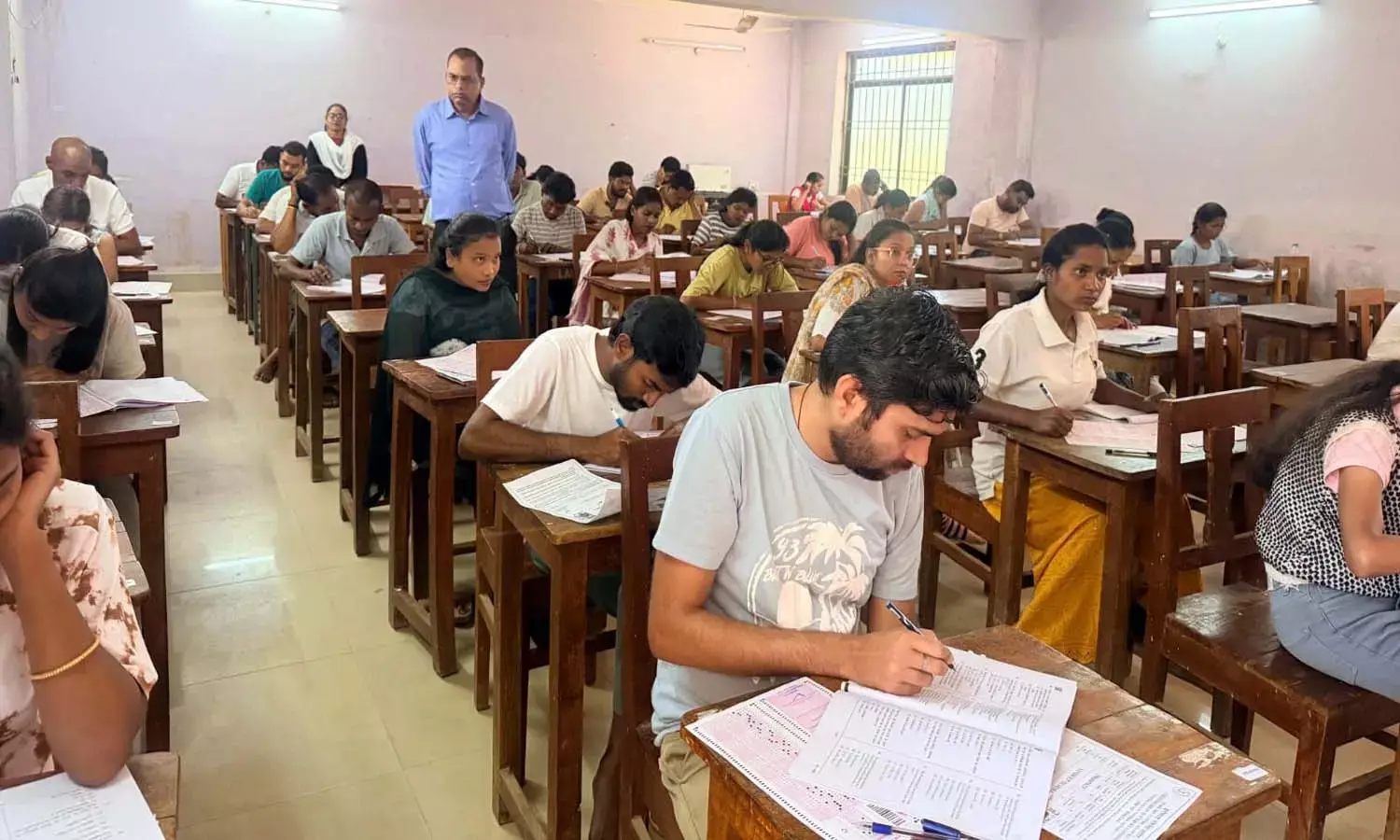 बाल देखरेख संस्था अधीक्षक परीक्षा: कड़ी सुरक्षा के बीच 784 अभ्यर्थियों ने एग्जाम में शामिल होकर अपना भाग्य आजमाया