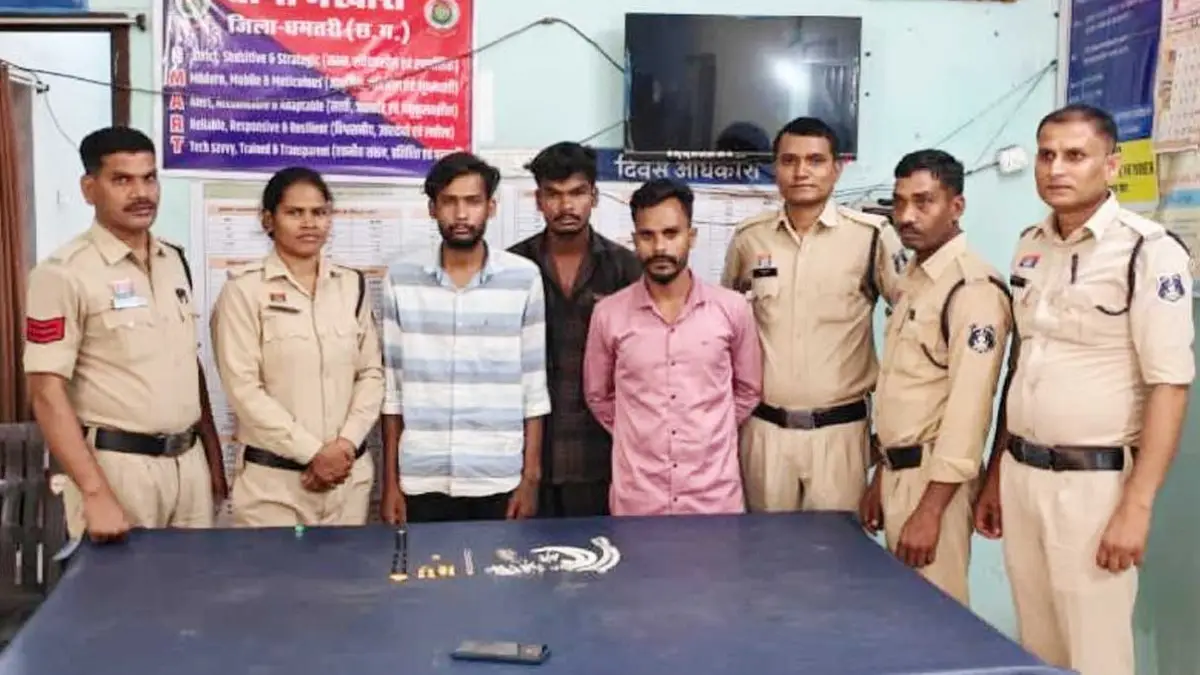 कोसमर्रा चोरी कांड का खुलासा : रायपुर के सराफा कारोबारी समेत तीन गिरफ्तार, जेवरात और सोने का बिस्किट बरामद कोसमर्रा चोरी कांड का खुलासा : रायपुर के सराफा कारोबारी समेत तीन गिरफ्तार, जेवरात और सोने का बिस्किट बरामद